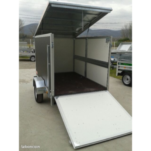 Remolque de caja 207×132×143 cm 500/750 kg con superficie de carga y techo elevable |