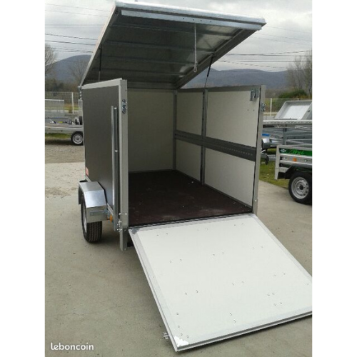 Remolque de caja 207×132×143 cm 500/750 kg con superficie de carga y techo elevable |