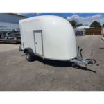 Remolque de caja Niewiadów F1334 Poliéster con superficie de carga y puerta lateral